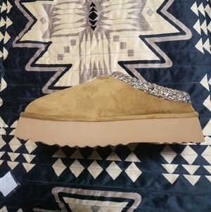NWT Steve Madden Women's Tan Slip-On Platform Shoes Size 10
